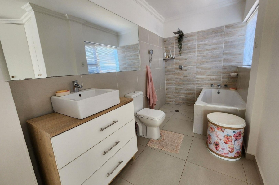 3 Bedroom Property for Sale in Wavecrest Eastern Cape